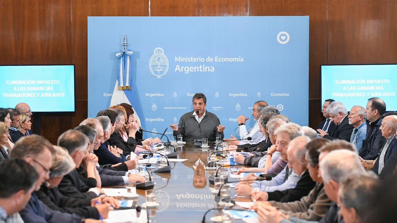 Sergio Massa junto a dirigentes sindicales este lunes 11 de septiembre de 2023.