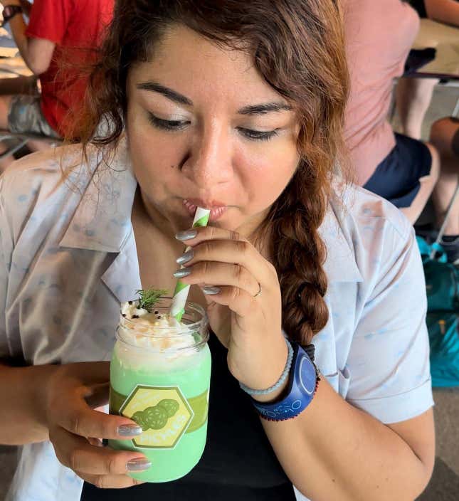 Imagen para el artículo titulado Probamos el batido de pepinillos de los Muppets en Walt Disney World