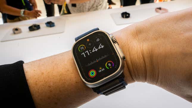 El Apple Watch Series 9 de 41mm en grafito. Con la nueva esfera de Snoopy de watchOS 10.