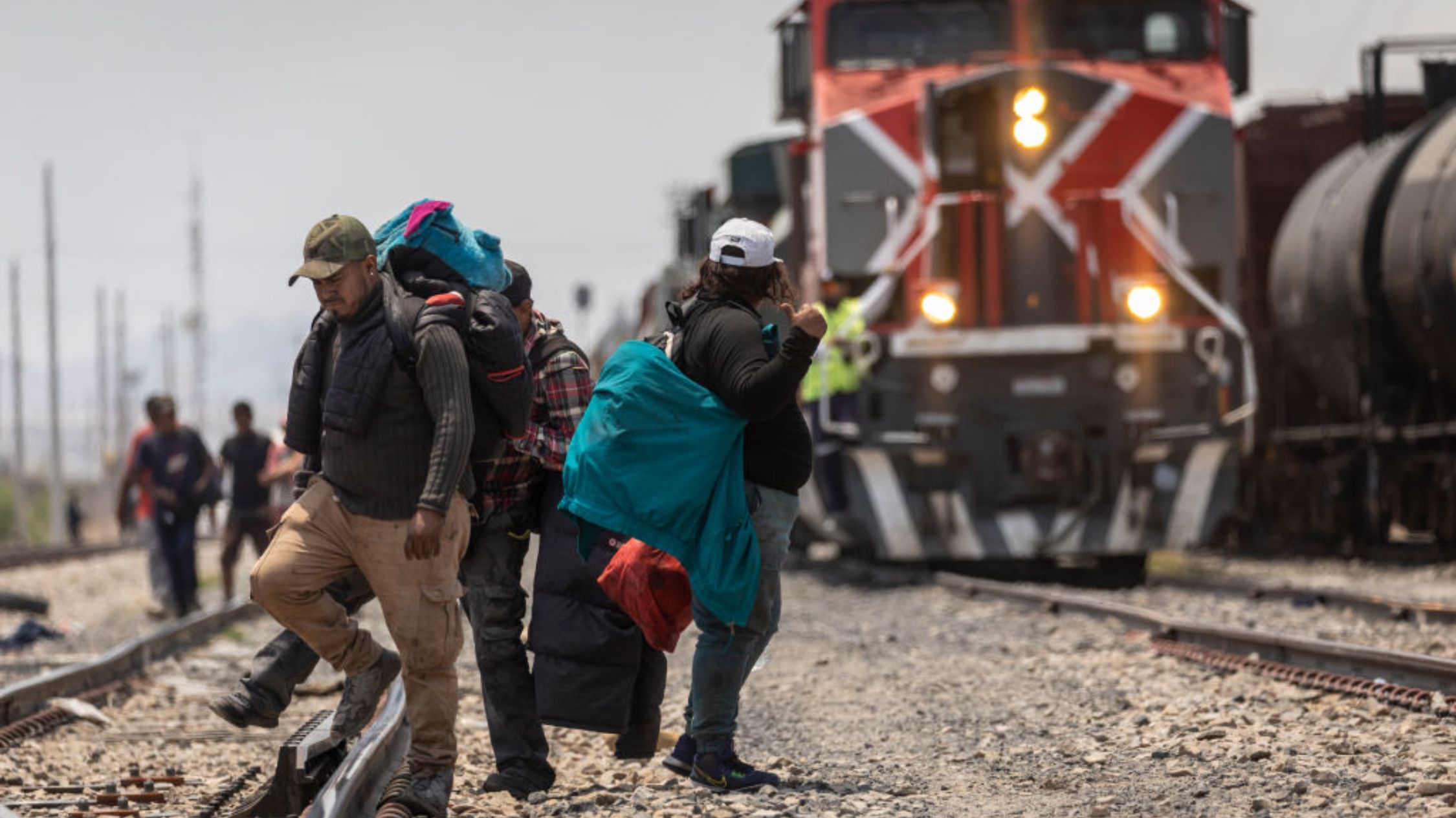 La red de trenes conocida como "La Bestia" suspende operaciones en medio de la crisis de migrantes