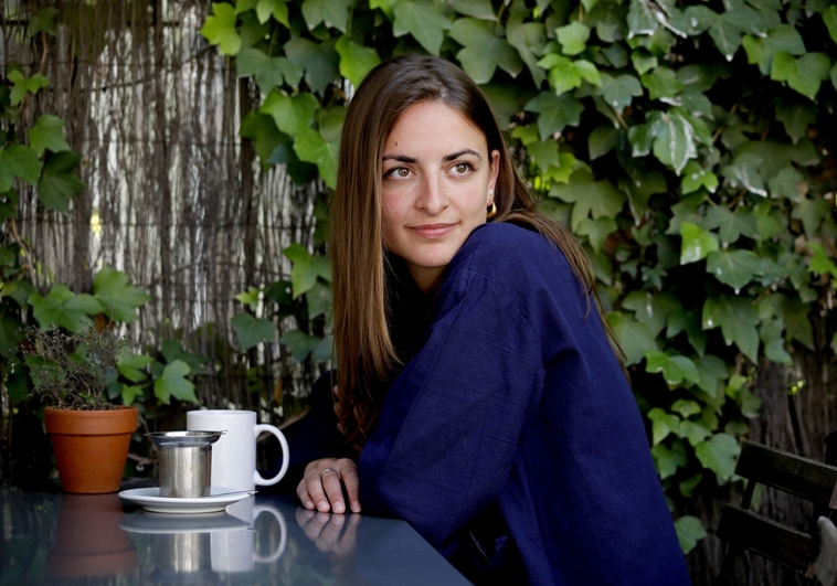 Irene Solà Sáez es poeta, narradora y artista plástica