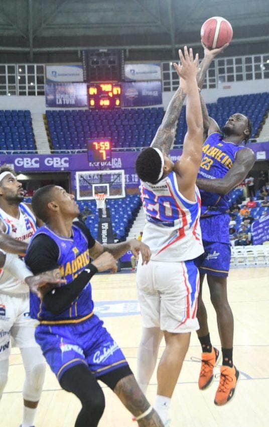 Mauricio Báez no cede terreno, matiene invicto en el baloncesto superior del Distrito 1 Emmit Williams del Mauricio Báez en un ataque ofensivo sobre Alanzo Frink de San Lázaro.