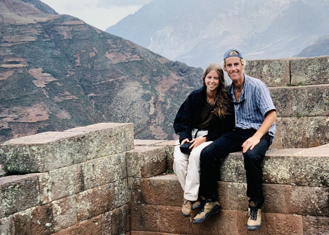 Tracy y Tim se conocieron en Ecuador en 1996. Primero se cruzaron en Quito y luego intentaron reencontrarse en Cuenca. Aquí se les ve más tarde, en 1996, en el pueblo peruano de Ollantaytambo. (Tracy Farrell)
