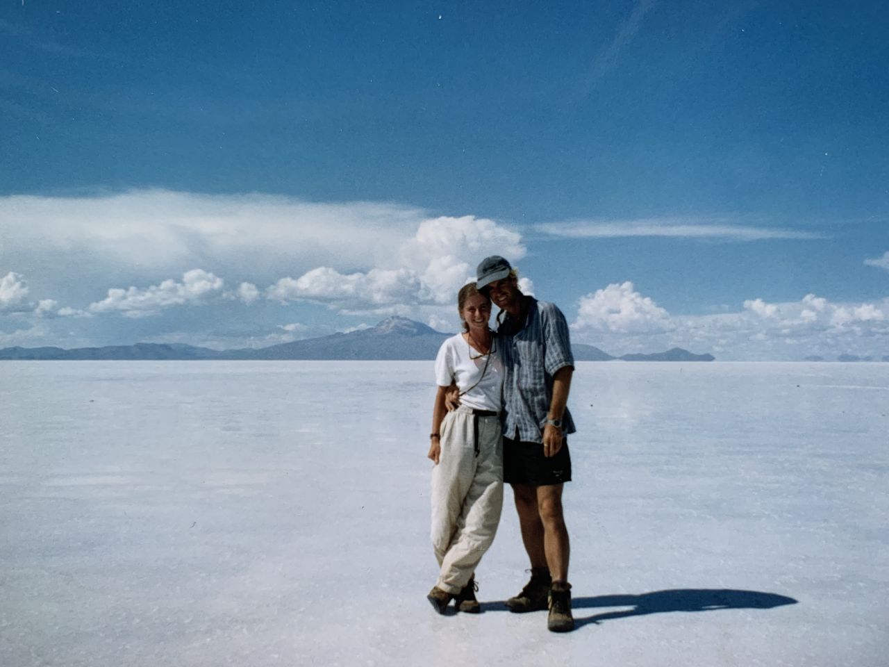 Tracy y Tim tuvieron una segunda cita en el ecuador. Aquí aparecen fotografiados en 1996 en el Salar de Uyuni, Bolivia.