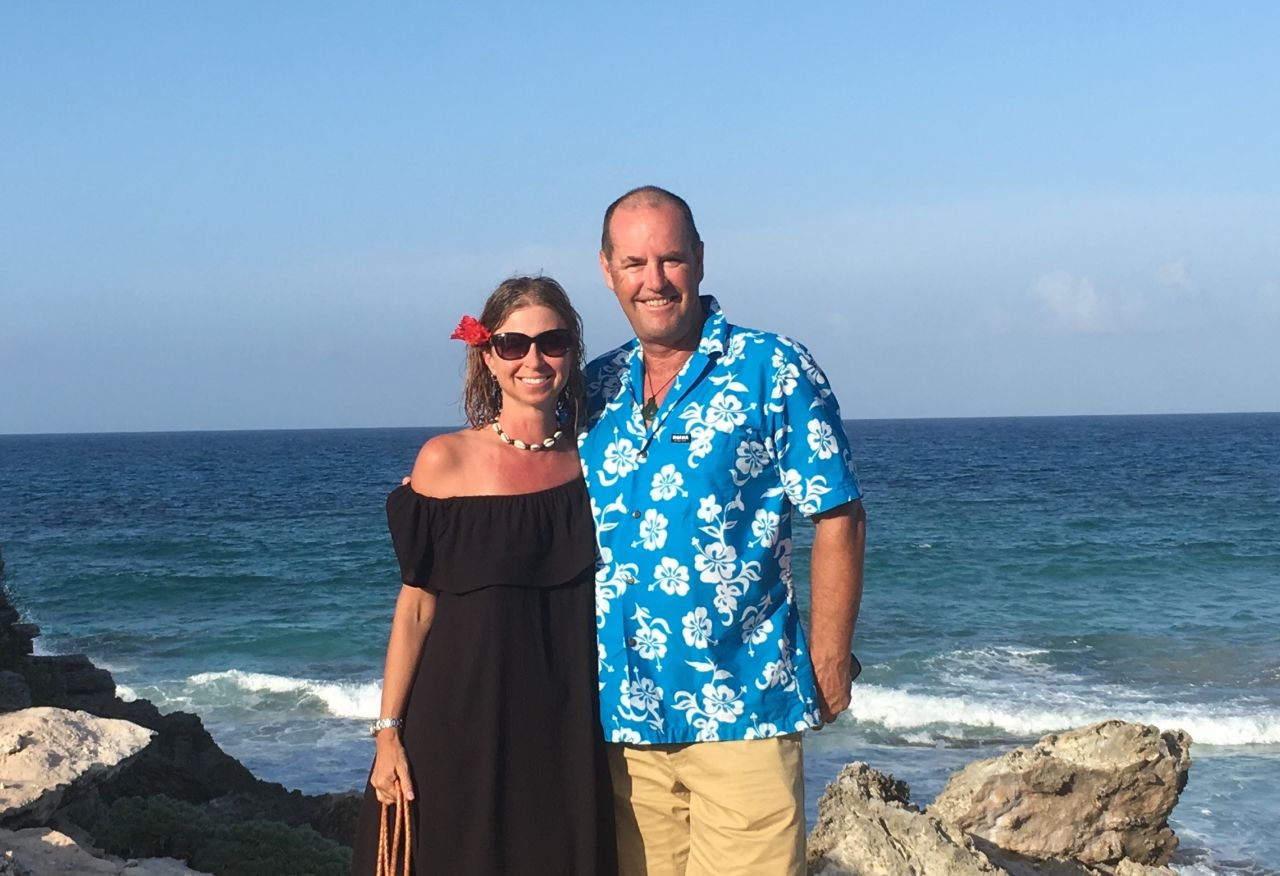Tracy y Tim han estado felizmente casados por 26 años. En la foto, celebran su vigésimo aniversario de bodas en 2017, en Isla Mujeres en México.