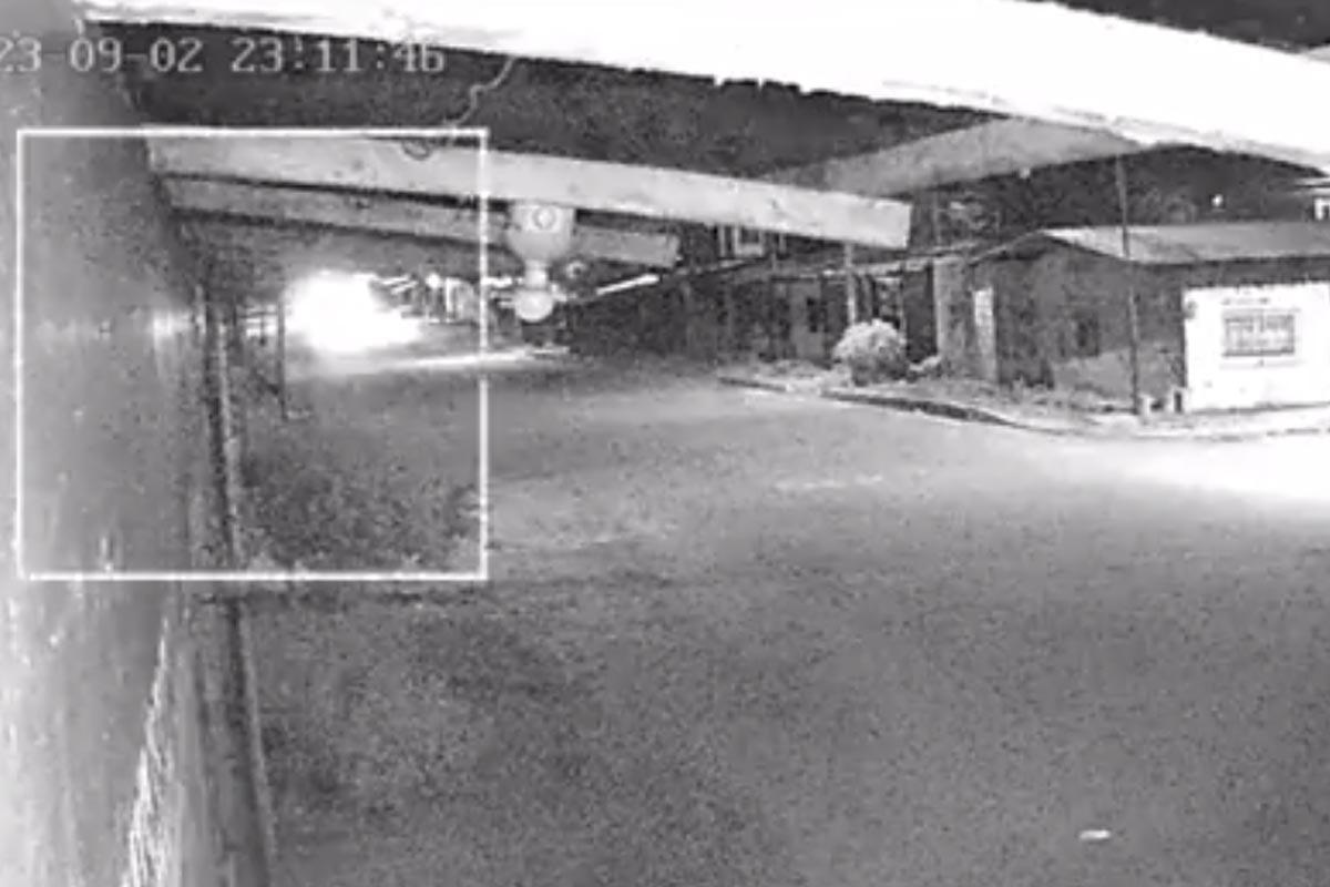 El vehiculo explotó cuando los hombres armados intentaban huir de la escena del tiroteo. El vehiculo explotó cuando los hombres armados intentaban huir de la escena del tiroteo.
