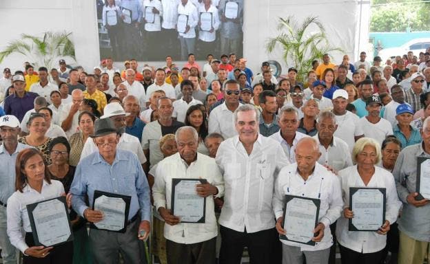 Gobierno entrega 850 títulos de propiedad en Guayabal de Azua