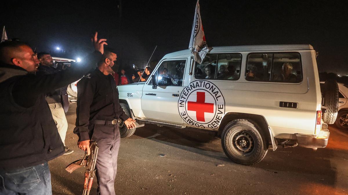 Israel confirma rehenes liberados están en poder de la Cruz Roja camino a Egipto