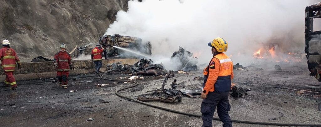 Mueren 8 personas en accidente que alcanzó a 17 vehículos cerca de Caracas — El Nacional