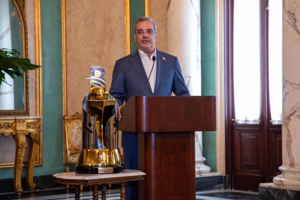Abinader entrega bandera dominicana para la Serie del Caribe 2024 a Tigres del Licey 2 ABICOPA