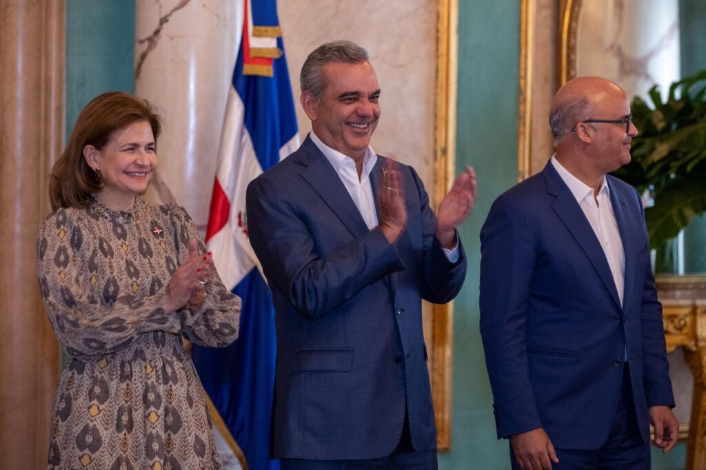 Abinader entrega bandera dominicana para la Serie del Caribe 2024 a Tigres del Licey 1 ABIARAQUE
