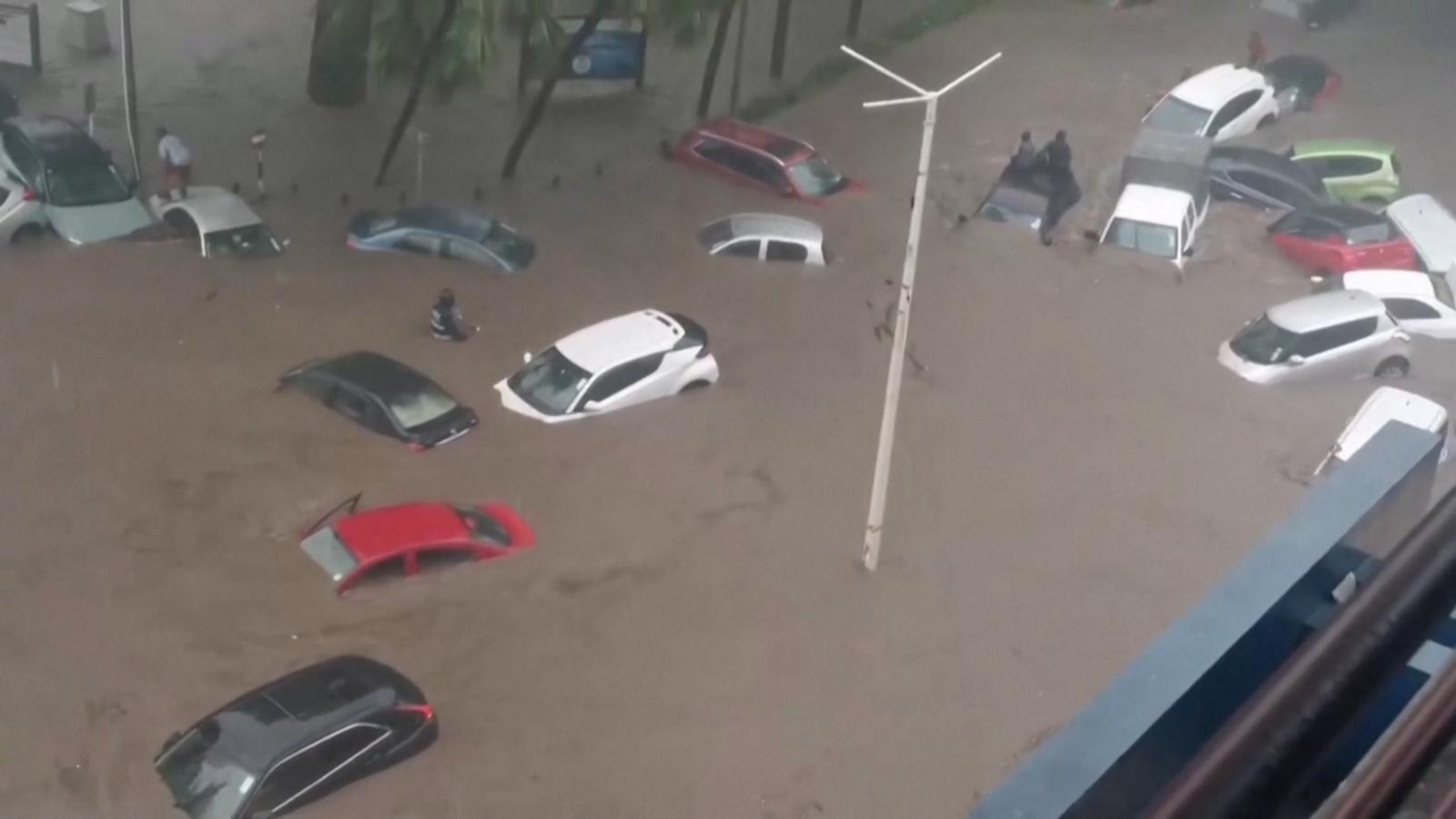 Autos bajo el agua por las intensas lluvias en Mauricio | Video