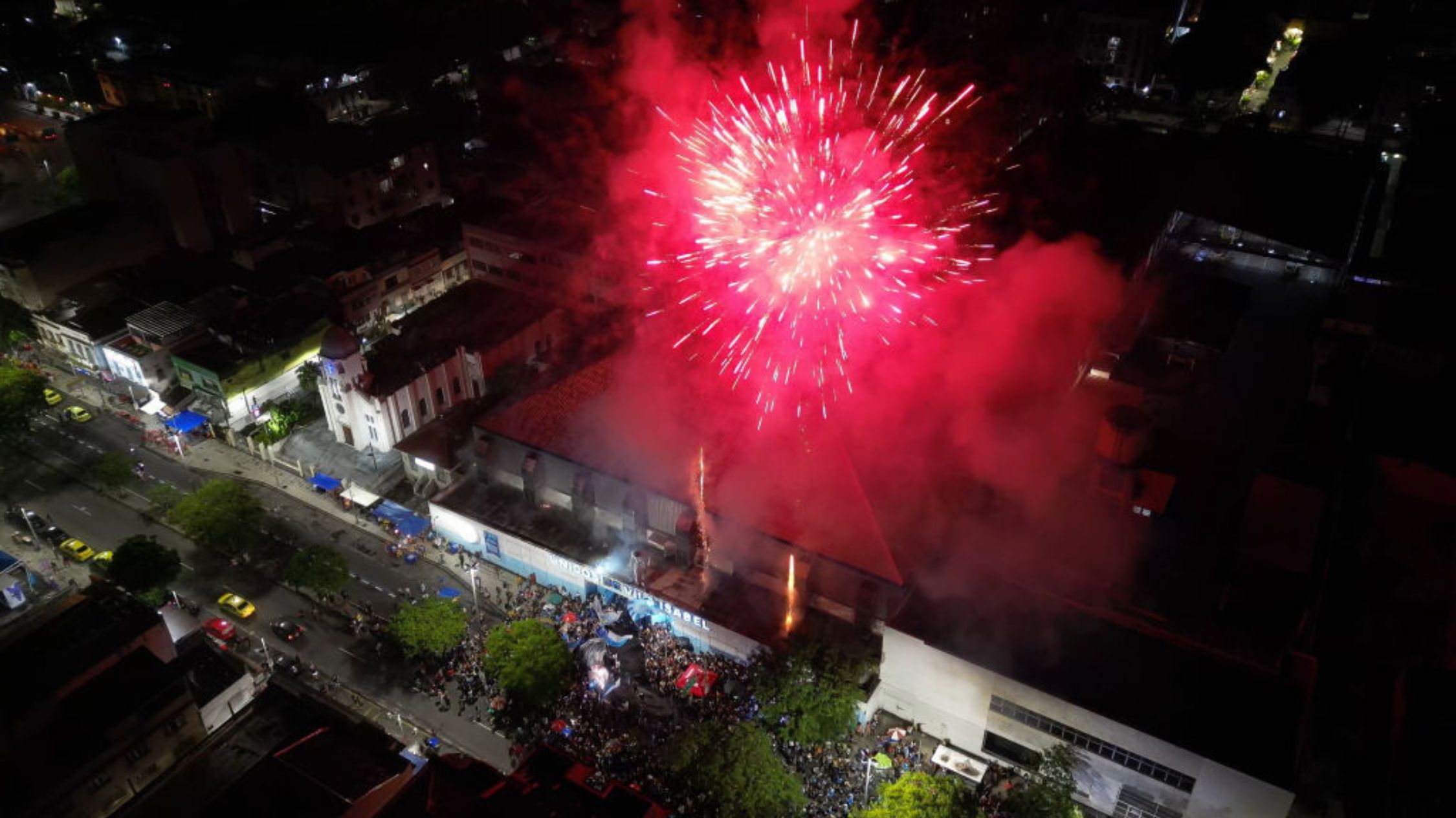 Vista aérea mientras miembros de la escuela de samba Unidos de Vila Isabel ensayan en las calles antes del desfile de Carnaval de Río de Janeiro el 31 de enero de 2024 en Río de Janeiro, Brasil. (Crédito: Buda Mendes/Getty Images)