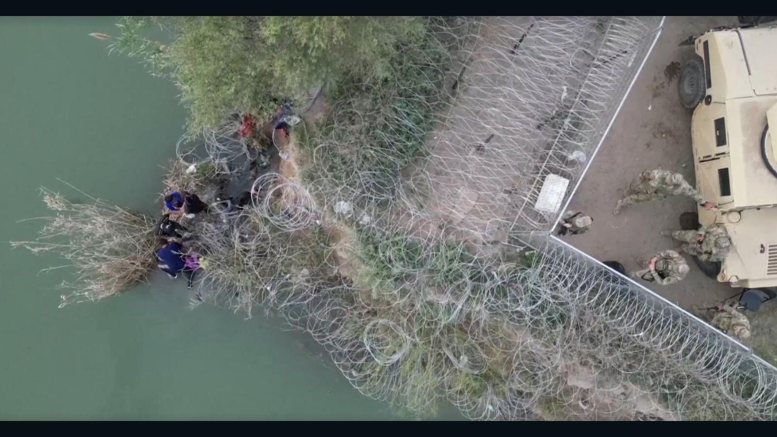 Dron capta a un grupo de migrantes trepando la valla de alambre de púas en Eagle Pass | Video