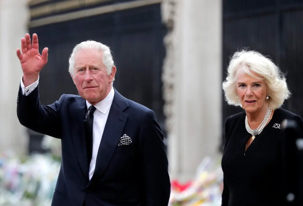El rey Carlos III suspende toda su actividad pública tras ser diagnosticado de cáncer 2 Mientras se someta a tratamiento, el resto de la familia asumirá más funciones oficiales, especialmente su esposa y principal apoyo, Camila.