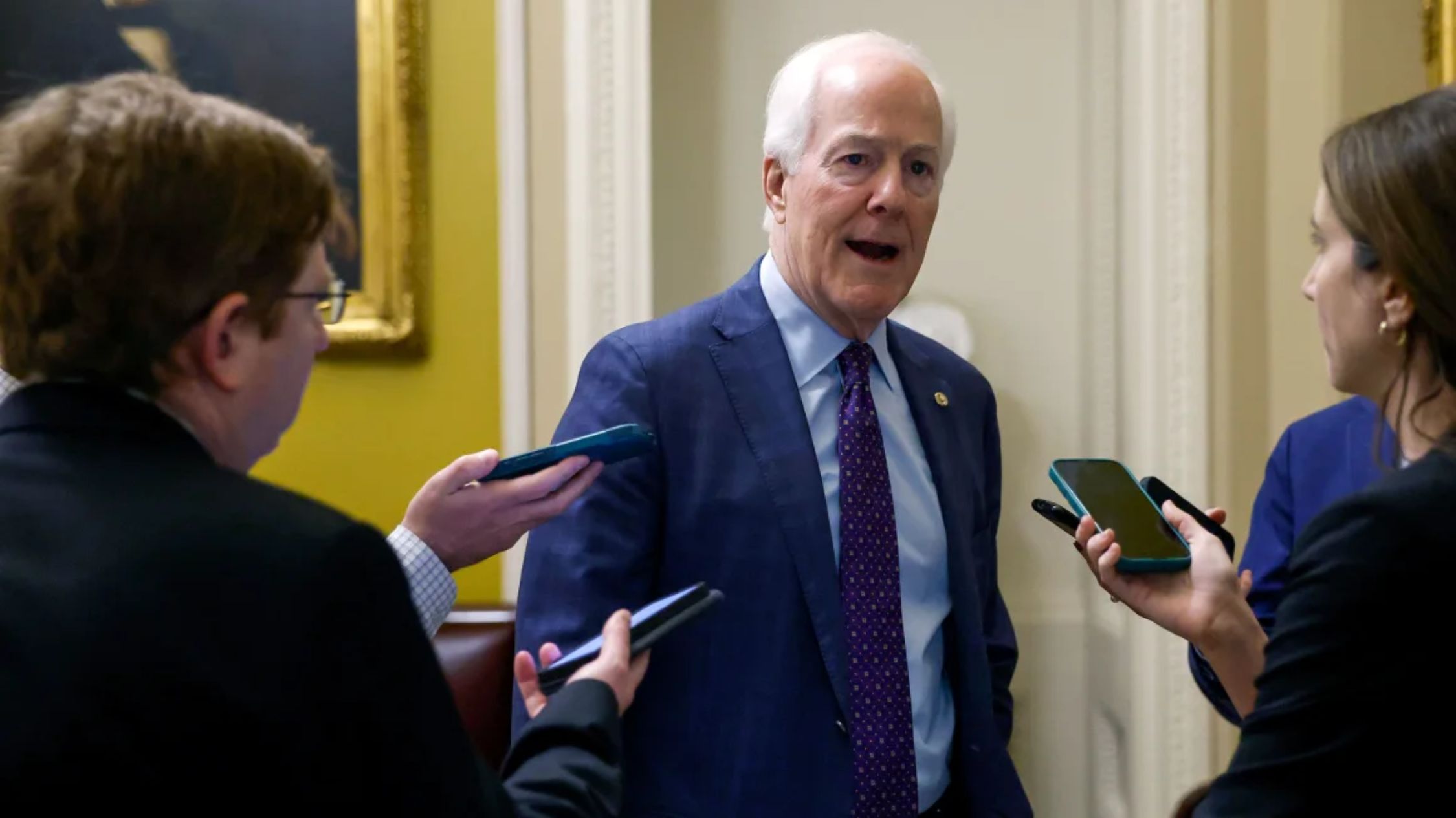 El senador John Cornyn, republicano de Texas, llega a un almuerzo con los republicanos del Senado en el Capitolio de los Estados Unidos el 7 de febrero de 2024 en la ciudad de Washington. (Crédito: Anna Moneymaker/Getty Images)
