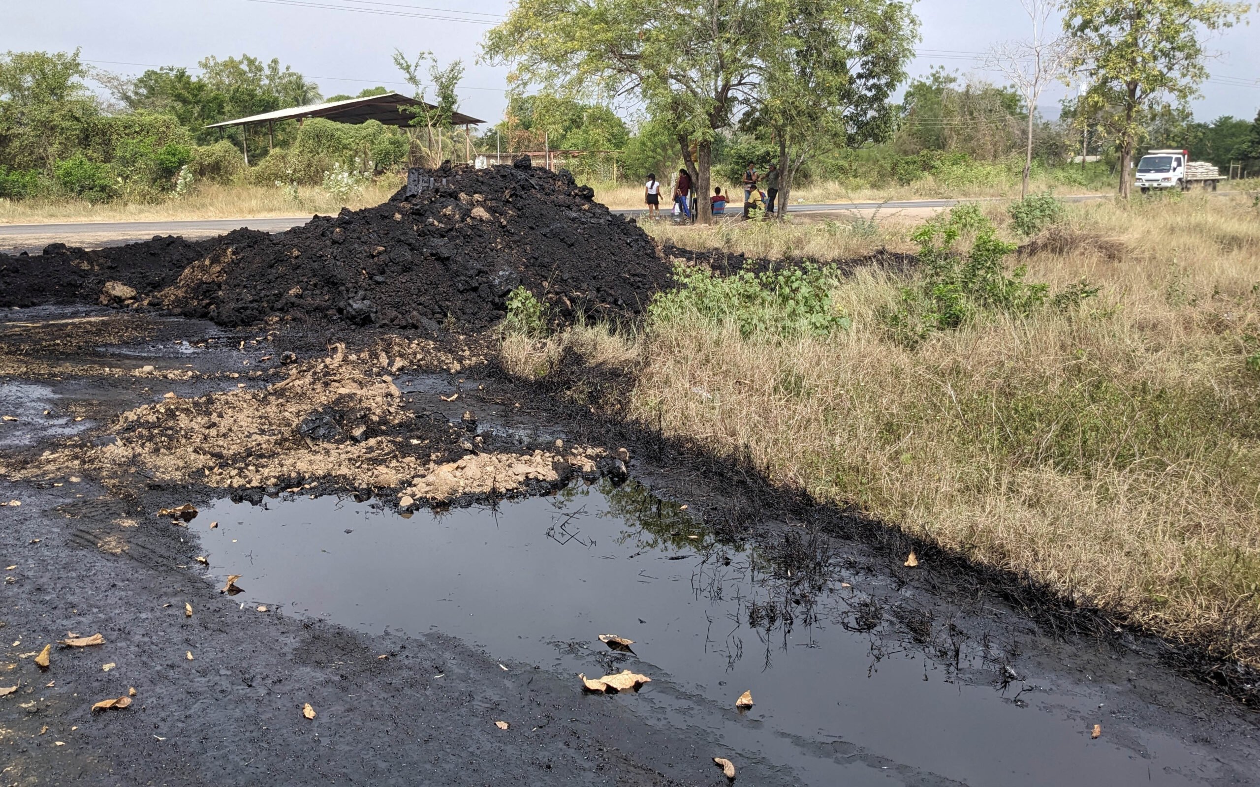 Esperan pronto saneamiento de los espacios afectados por derrame de petróleo en la vía a Naricual (+Fotos)