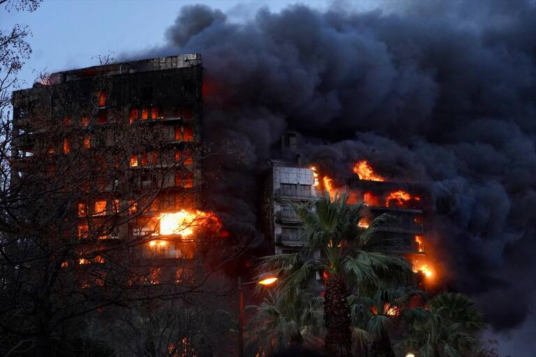 Incendio de edificios en España deja al menos cuatro muertos y 19 desaparecidos  