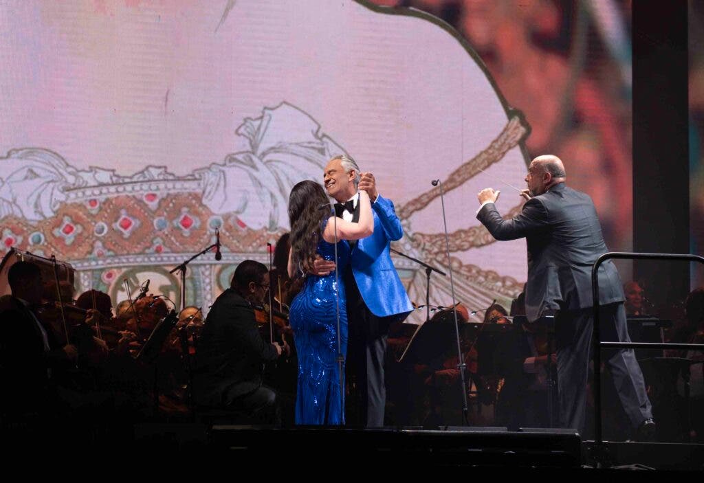 La elegancia y voz de Bocelli llenan SD en concierto con la Filarmónica — El Nacional