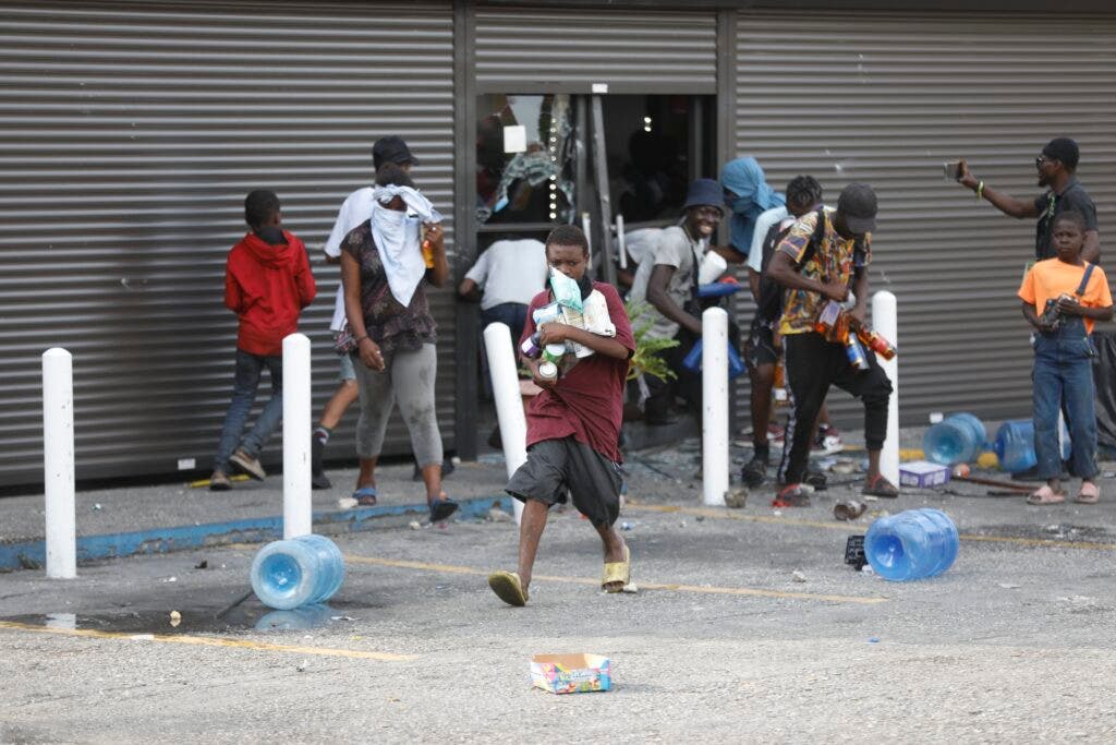 Se intensifican las manifestaciones antigubernamentales en Haití 2 AP 0020111932