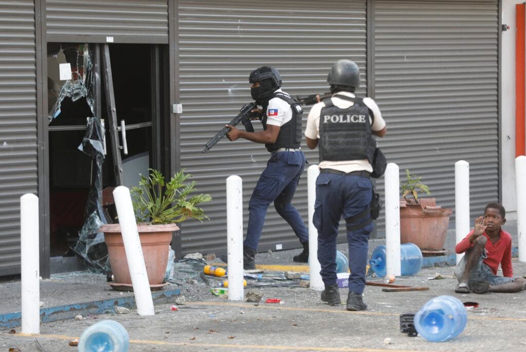 Se intensifican las manifestaciones antigubernamentales en Haití 1 AP 0020111936
