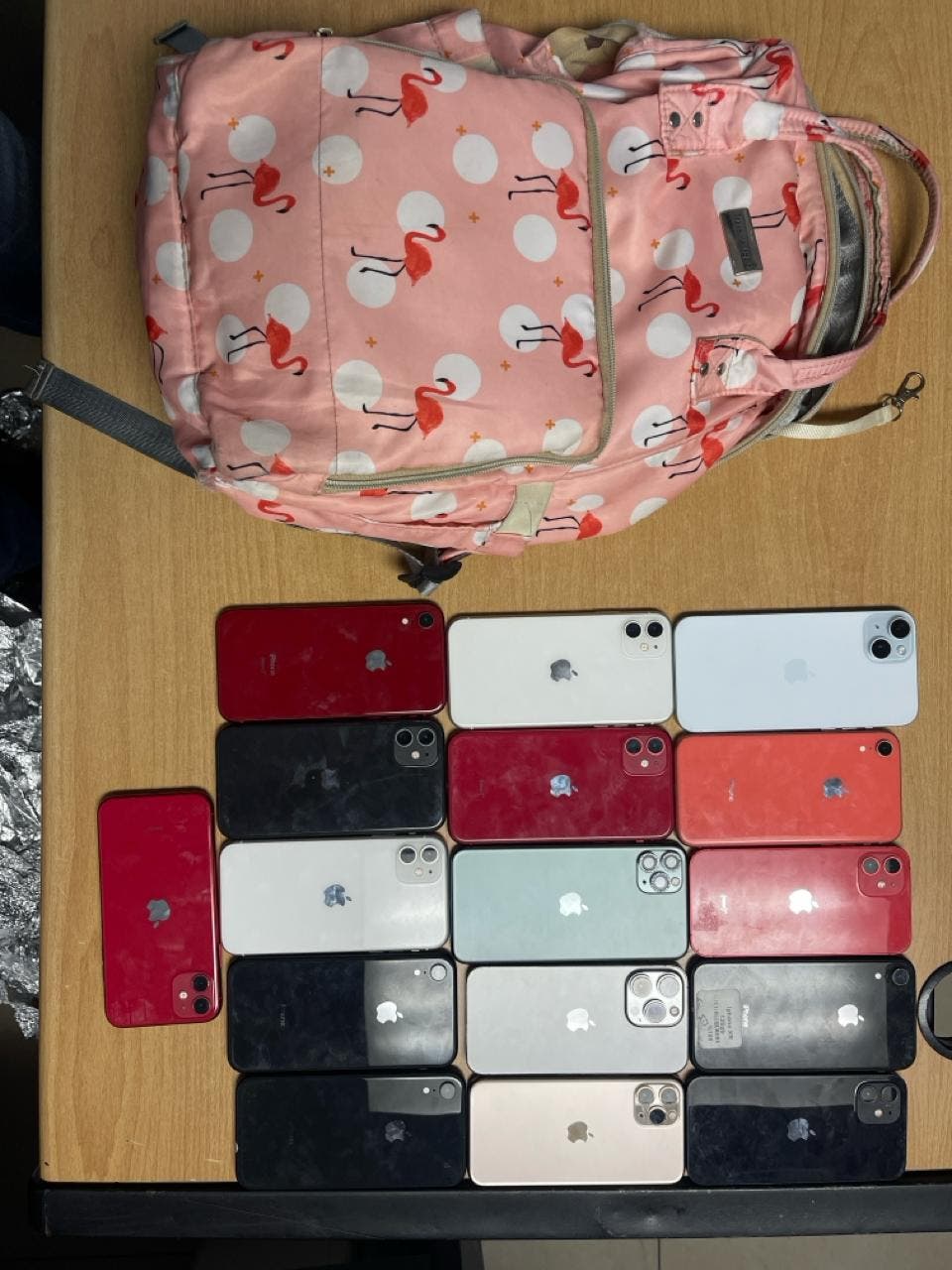 Apresan dos hombres por intentar vender 16 celulares alegadamente robados — El Nacional