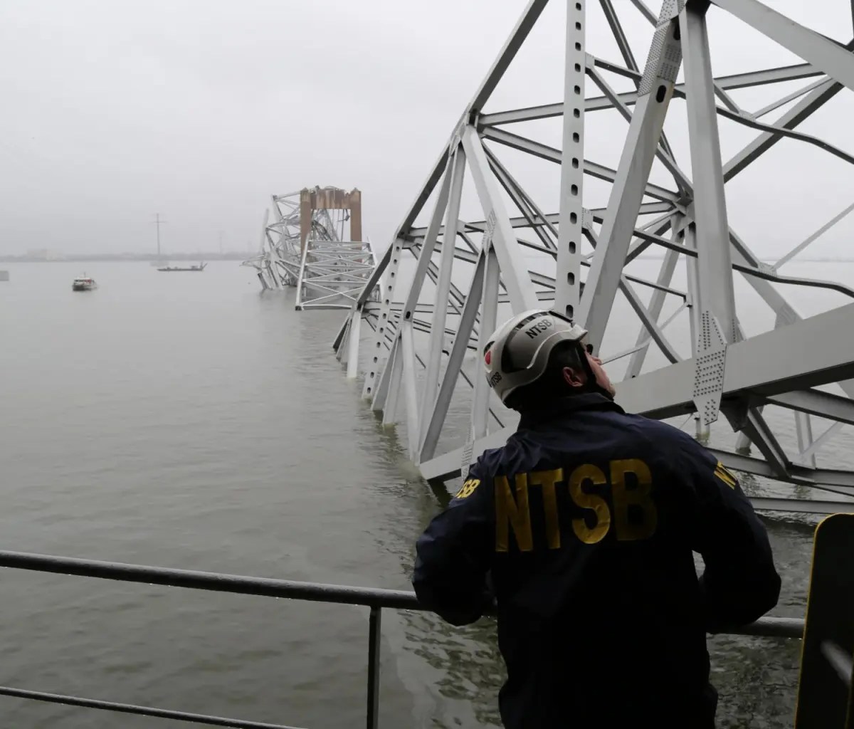 Armada de EE.UU. envía barcazas a Baltimore para retirar los escombros del puente