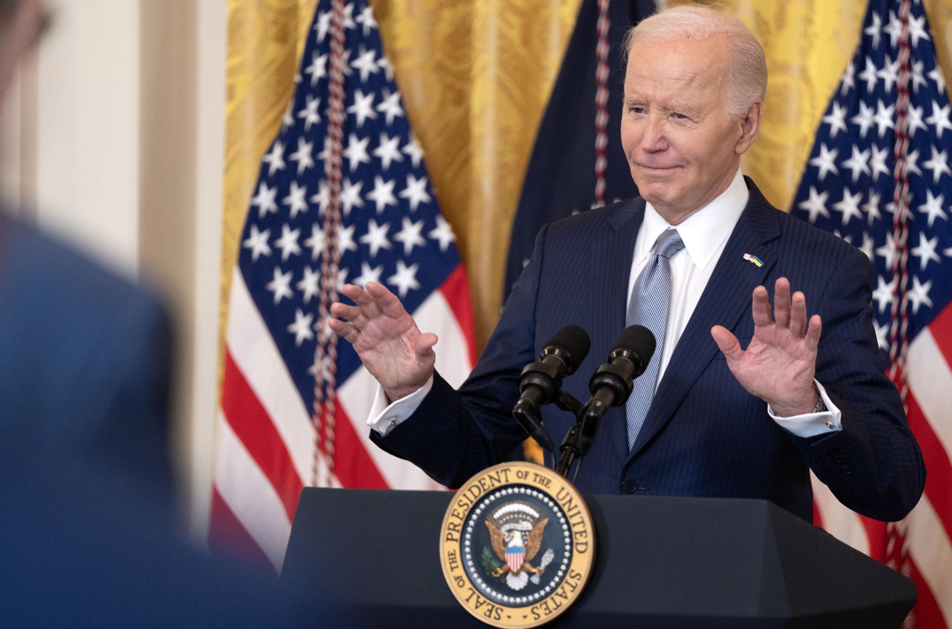 Biden pide consejo a los ‘presidentes’ Morgan Freeman y Michael Douglas para su discurso