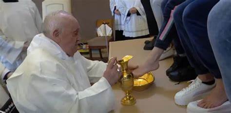 El papa Francisco lava los pies a doce reclusas por Jueves Santo