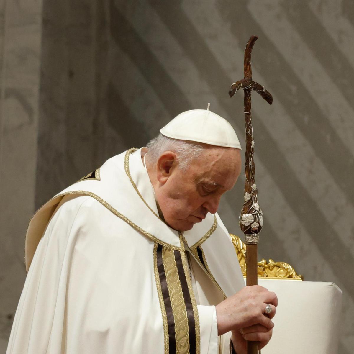 En silla de ruedas, el papa Francisco lava los pies a doce reclusas por Jueves Santo