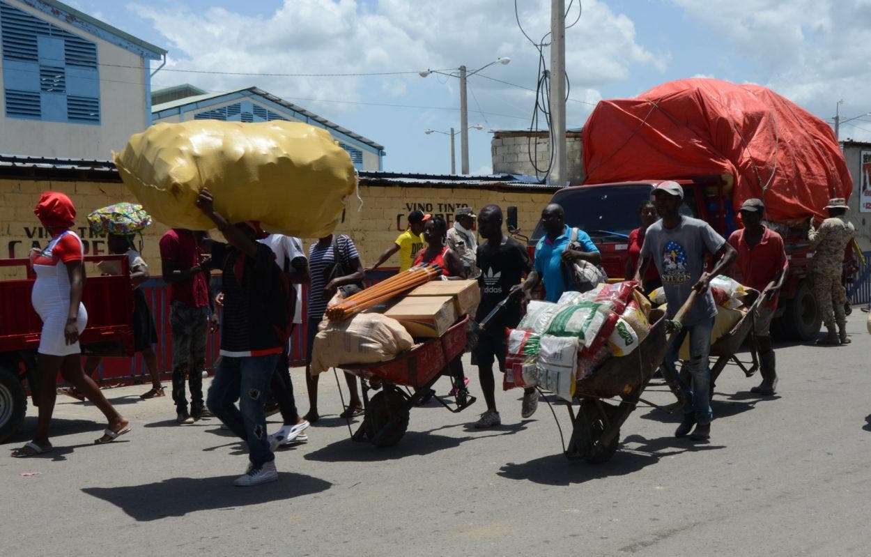 Haitianos se abastecen en Dajabón alejados del caos de Puerto Príncipe