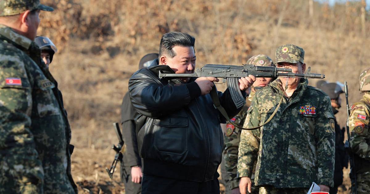 Kim Jong Un presenta y maneja un nuevo tanque de combate