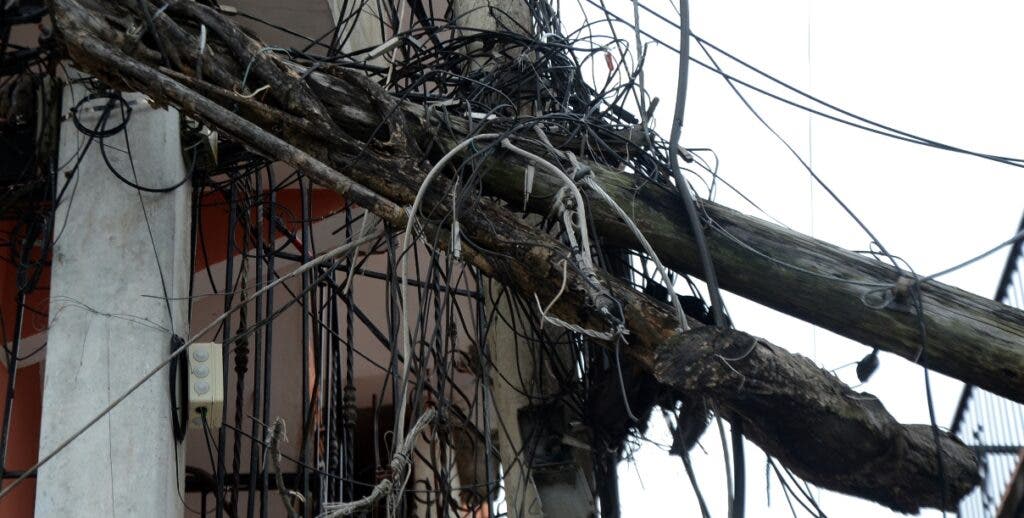 Marañas de cables aéreos abandonados entre peligro y contaminación visual en GSD 1 12 Actualidad 07 1p02