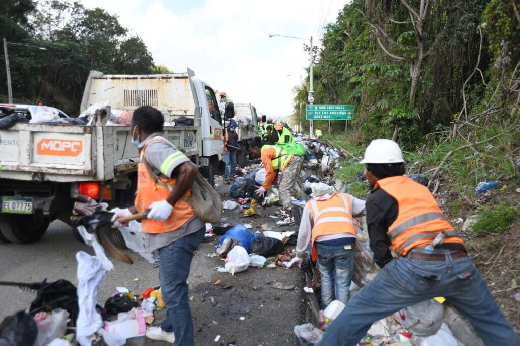 MOPC recoge 240 toneladas de desechos sólidos en las vías cada 30 día — El Nacional