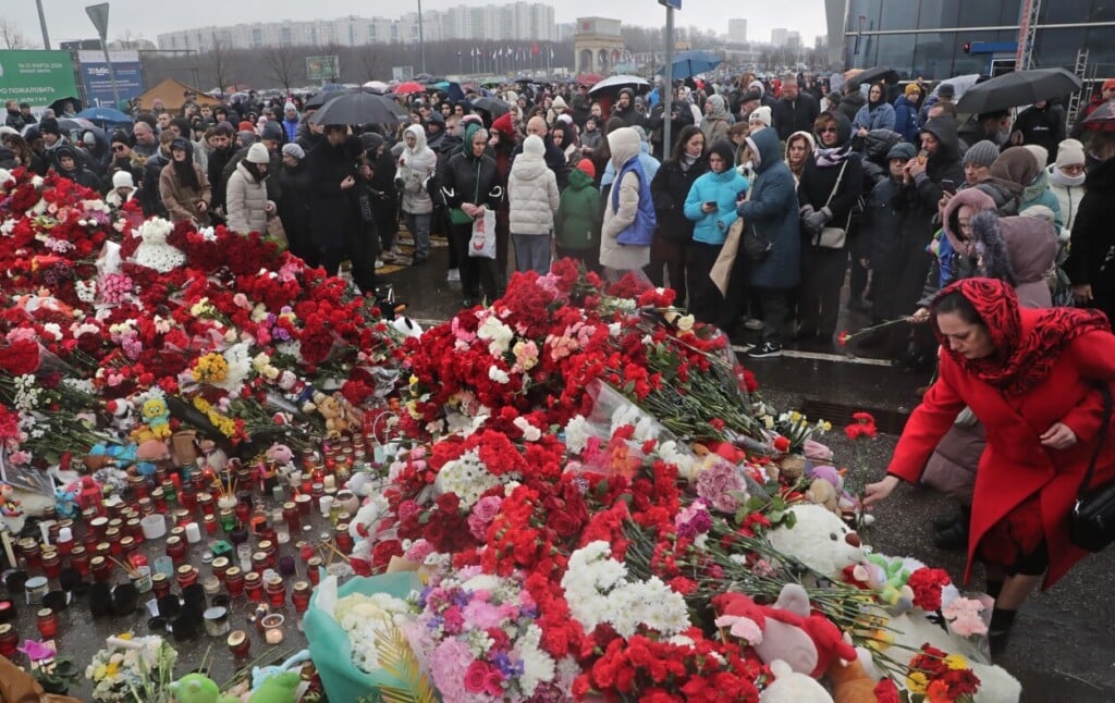 Suben a 137 los muertos en atentado a sala de conciertos de Moscú