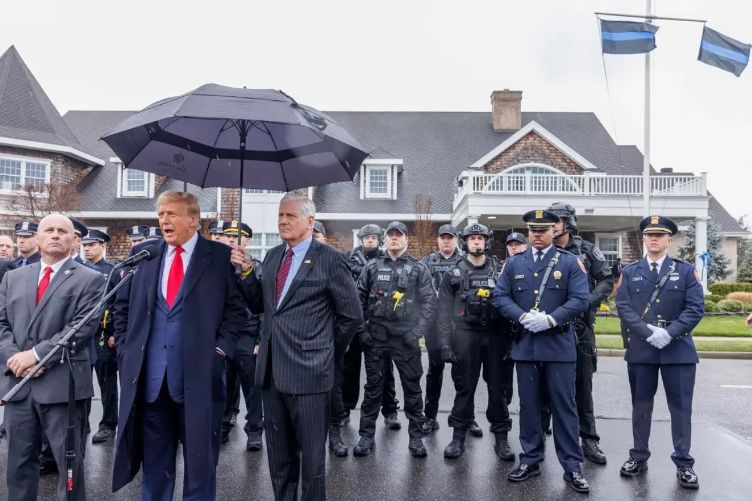 Trump va al velatorio de un policía en Nueva York y critica la criminalidad en la ciudad