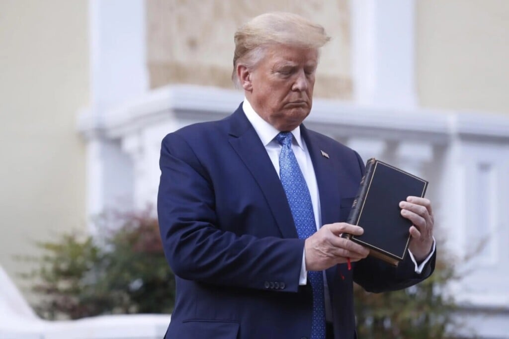 Trump vende biblias y ruega por donaciones coincidiendo con la Semana Santa