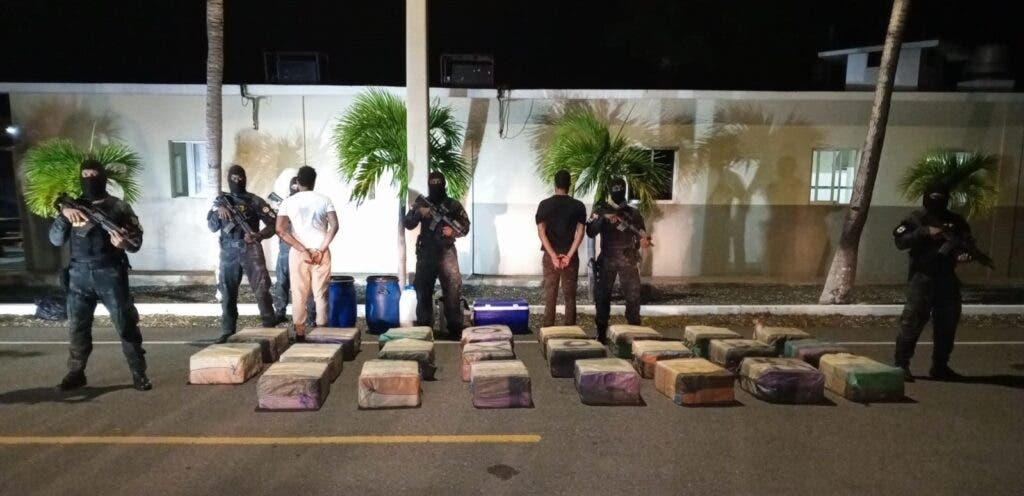 ¡Uf! Más cocaína; incautan otros 767 paquetes en Baní 1 Las autoridades, además de ocupar el gran cargamento de cocaína, apresaron a dos dominicanos, los cuales serán sometidos a la Justicia
