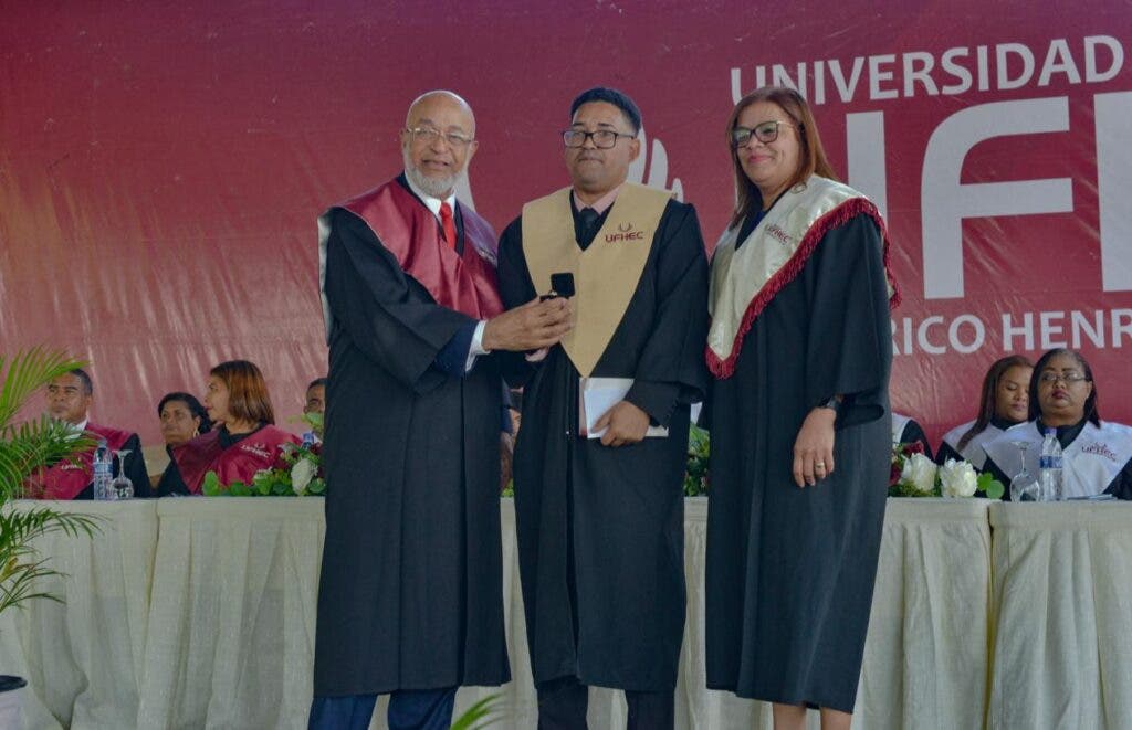 Ufhec gradúa 813 profesionales y reafirmando su compromiso con la investigación científica 1 RECTOR ESTUDIANTE MAYOR INDICE