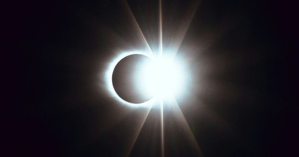 ¿A qué hora es el eclipse solar del 8 de abril y quién lo transmite en vivo?