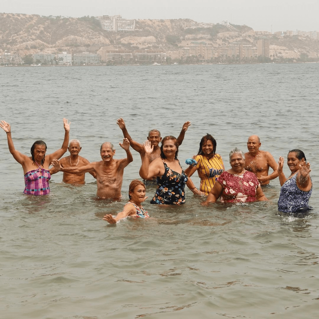 Adultos mayores de La Fundación Casa del Abuelo disfrutaron de un día de playa en Lechería