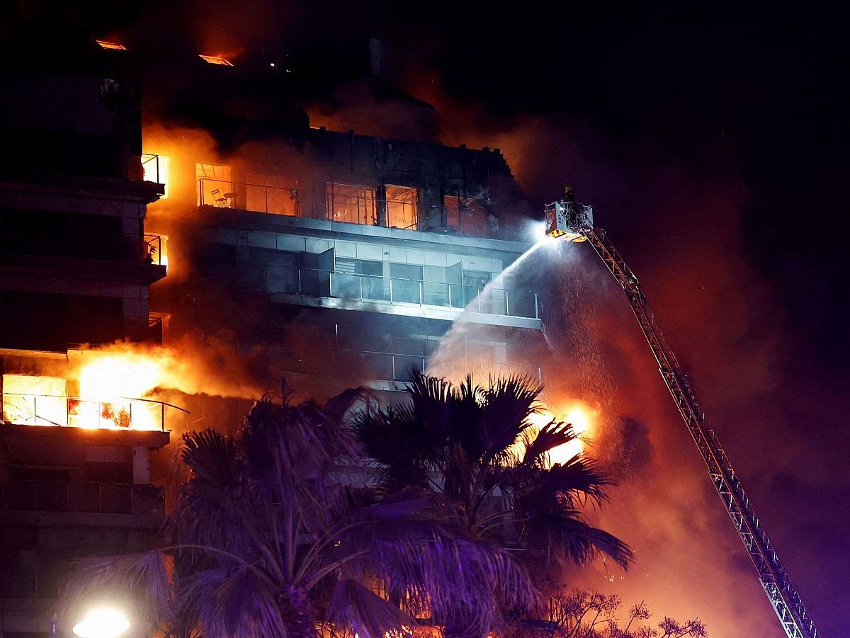 Al menos 5 muertos y 7 heridos graves en el incendio de un hotel en la India