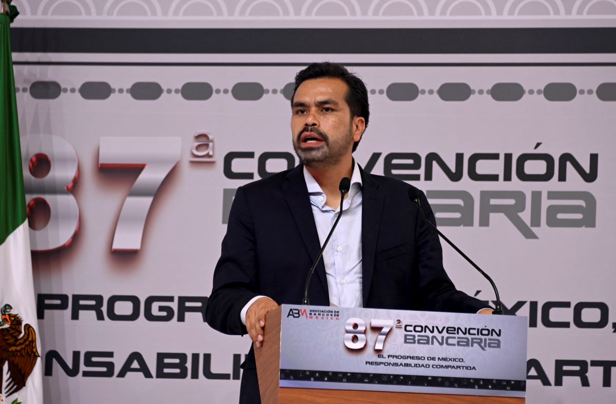 El candidato presidencial de México por el Partido Movimiento Ciudadano, Jorge Álvarez Maynez, pronuncia su discurso en la 87ª Convención Bancaria de México. (Foto de FRANCISCO ROBLES/AFP vía Getty Images)