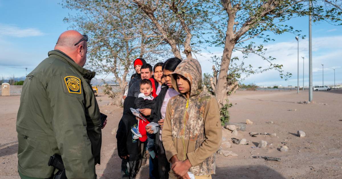 Arizona veta ley que deja a rancheros disparar contra migrantes en sus tierras