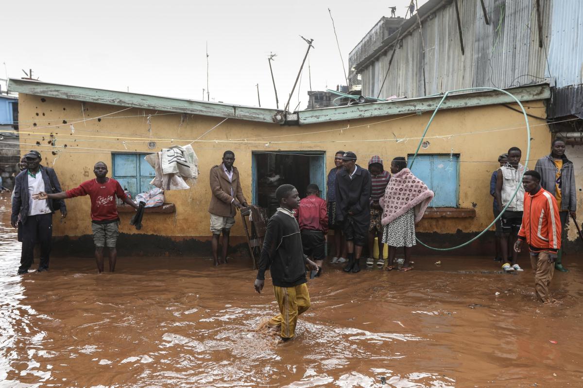 Aumentan a 45 los muertos en Kenia al reventar una presa por las lluvias torrenciales