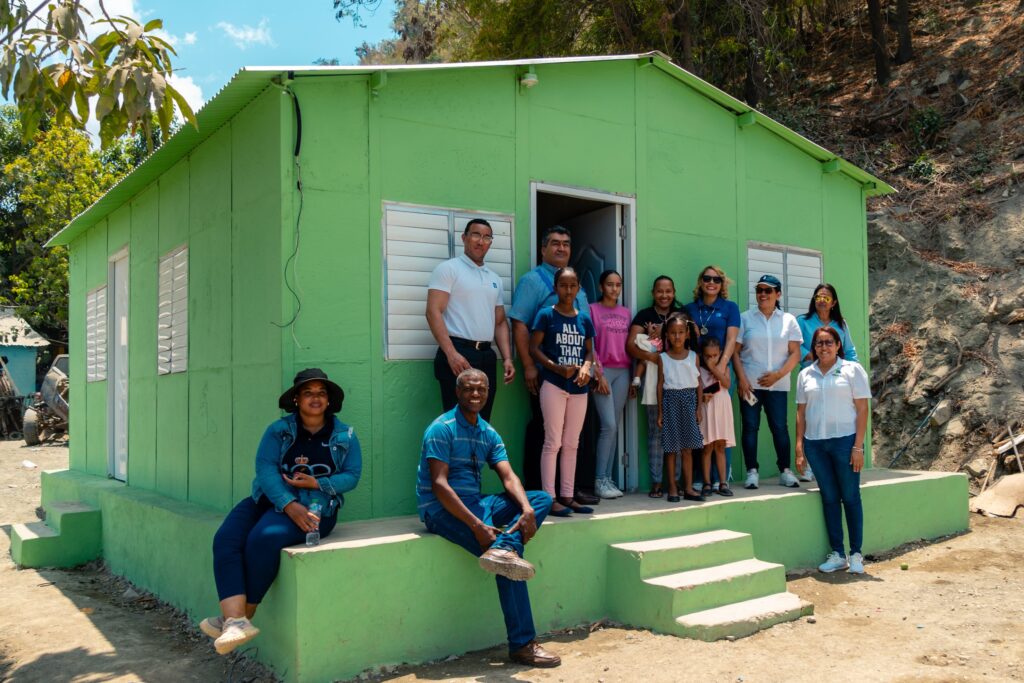 Banco Popular y aliados entregan viviendas y rehabilitan acueducto en Azua - Z 101 Digital