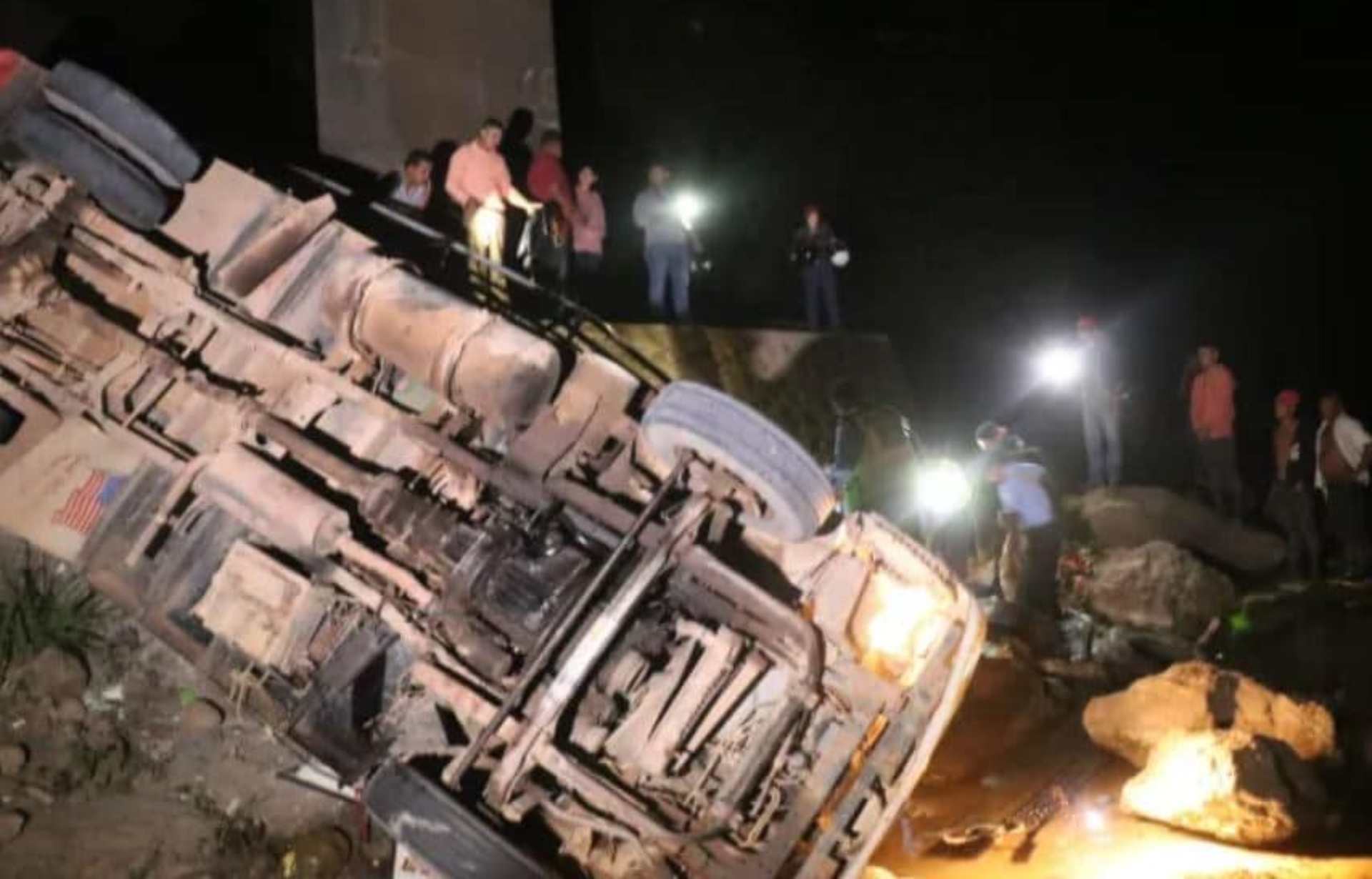 Cinco personas mueren en Nicaragua al caer un camión al vacío desde un puente