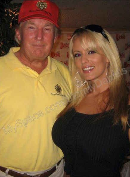 Trump con Stephanie Clifford, cuyo nombre artístico es Stormy Daniels, en una foto de 2006 subida a su cuenta de Myspace.com. (De Stormy Daniels/MySpace)
