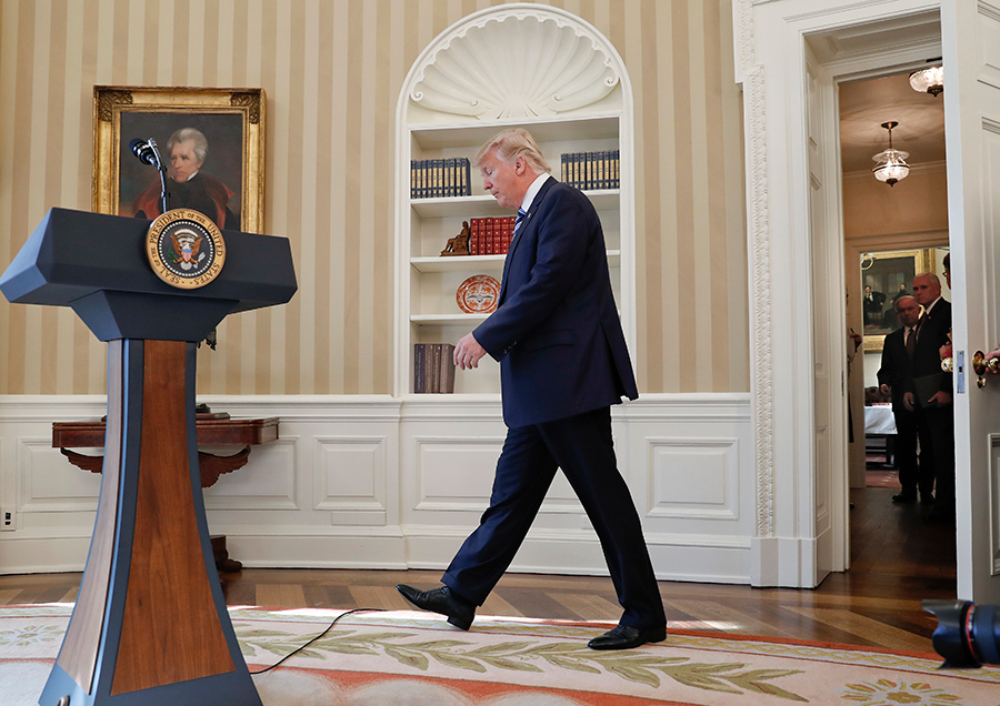 Trump camina hacia el podio para hablar en el Despacho Oval de la Casa Blanca en Washington el jueves 9 de febrero de 2017. (Pablo Martínez Monsivais/AP)