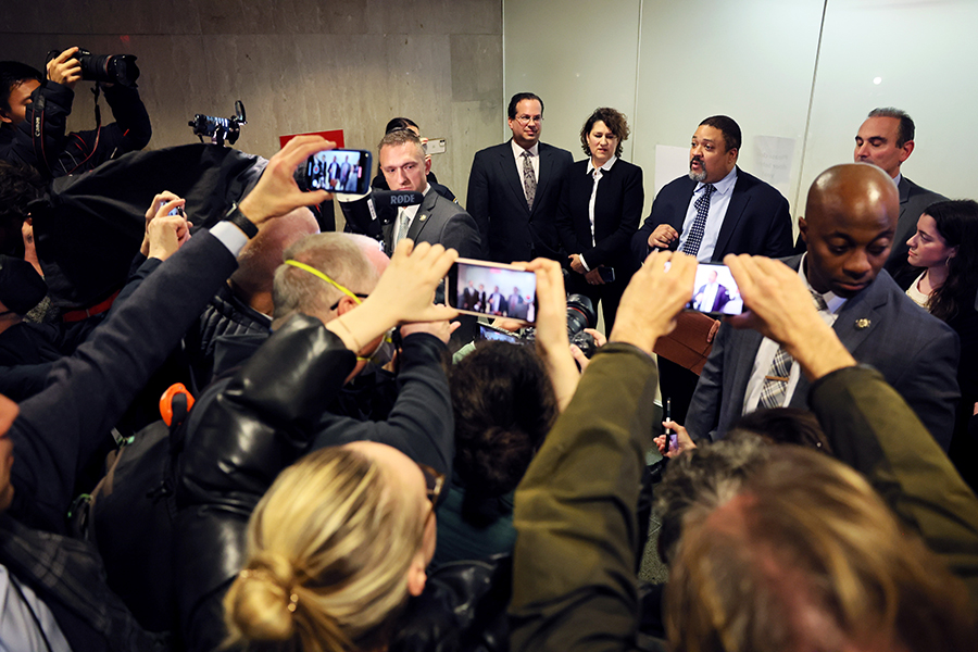 Los fiscales Joshua Steinglass y Susan Hoffinger escuchan mientras el fiscal del distrito de Manhattan Alvin Bragg da un breve comentario después de la conclusión del juicio por fraude fiscal de la Organización Trump en la Corte Suprema de Nueva York el 6 de diciembre de 2022, en la ciudad de Nueva York. (Michael M. Santiago/Getty Images)